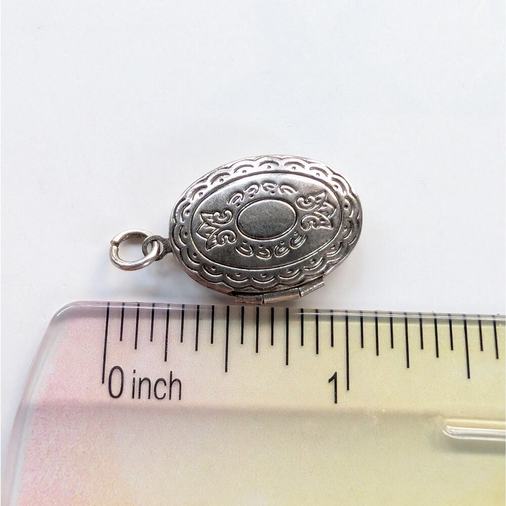 Vintage Estate Silver Tone Victorian Inspired Ornate Locket Necklace Pendant - Picture 3 of 4
